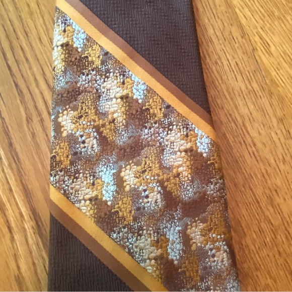 VTG Castle Tie - Picture 2 of 6